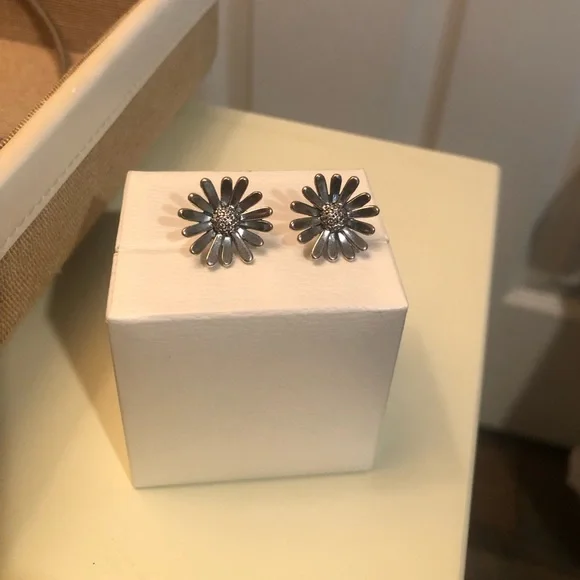 Pandora Daisy Stud Earrings Never Worn - Picture 3 of 3